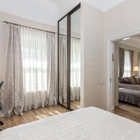 Elegant Apartment In Historical Centre & Free Locked Parking Riga Exterior photo
