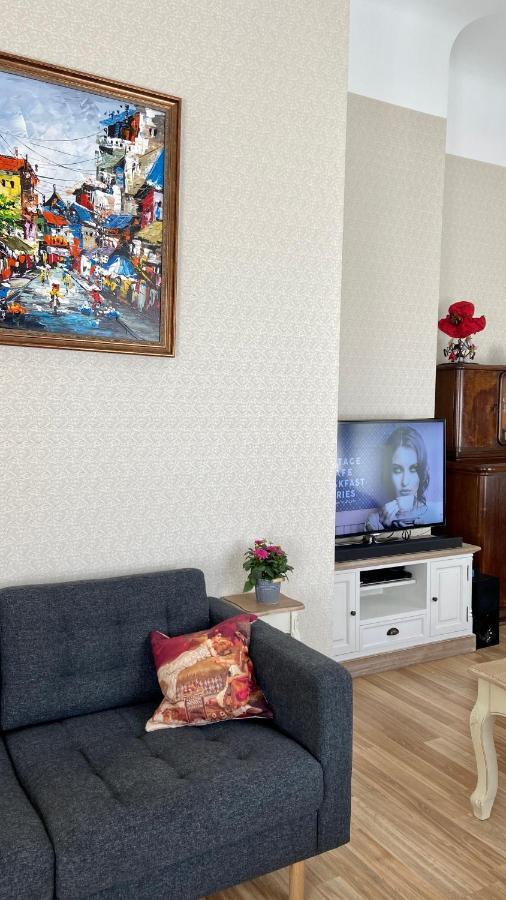 Elegant Apartment In Historical Centre & Free Locked Parking Riga Exterior photo