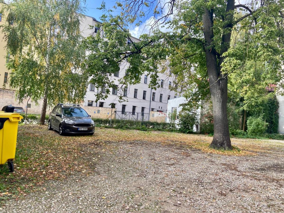 Elegant Apartment In Historical Centre & Free Locked Parking Riga Exterior photo