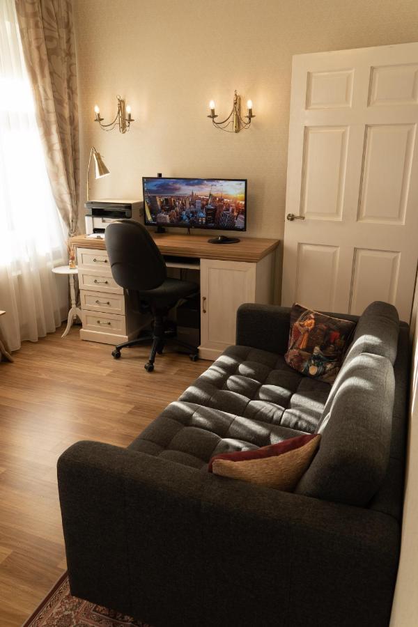 Elegant Apartment In Historical Centre & Free Locked Parking Riga Exterior photo