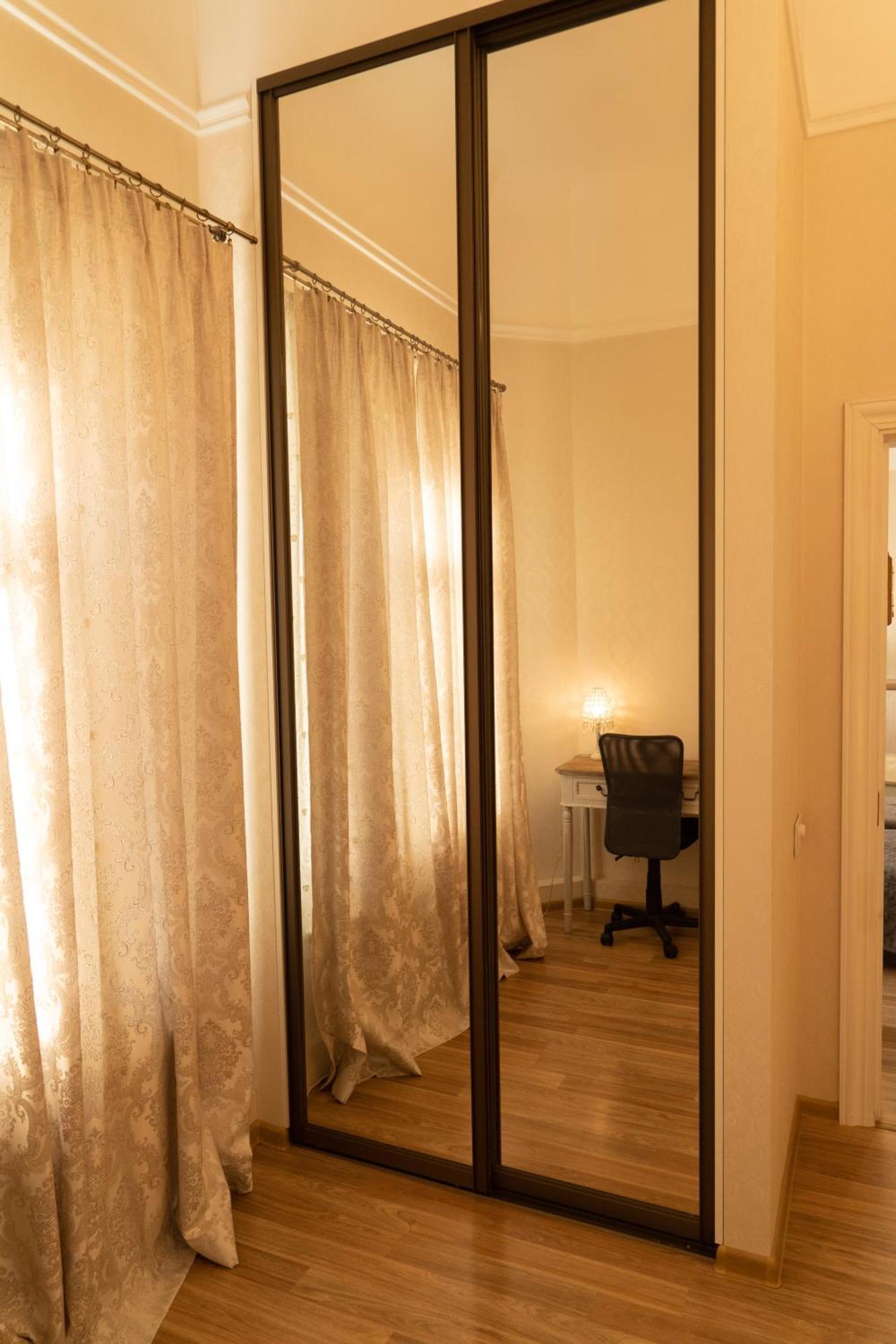 Elegant Apartment In Historical Centre & Free Locked Parking Riga Exterior photo