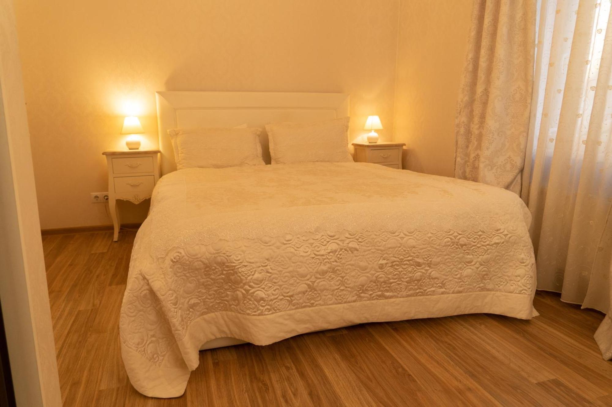 Elegant Apartment In Historical Centre & Free Locked Parking Riga Exterior photo