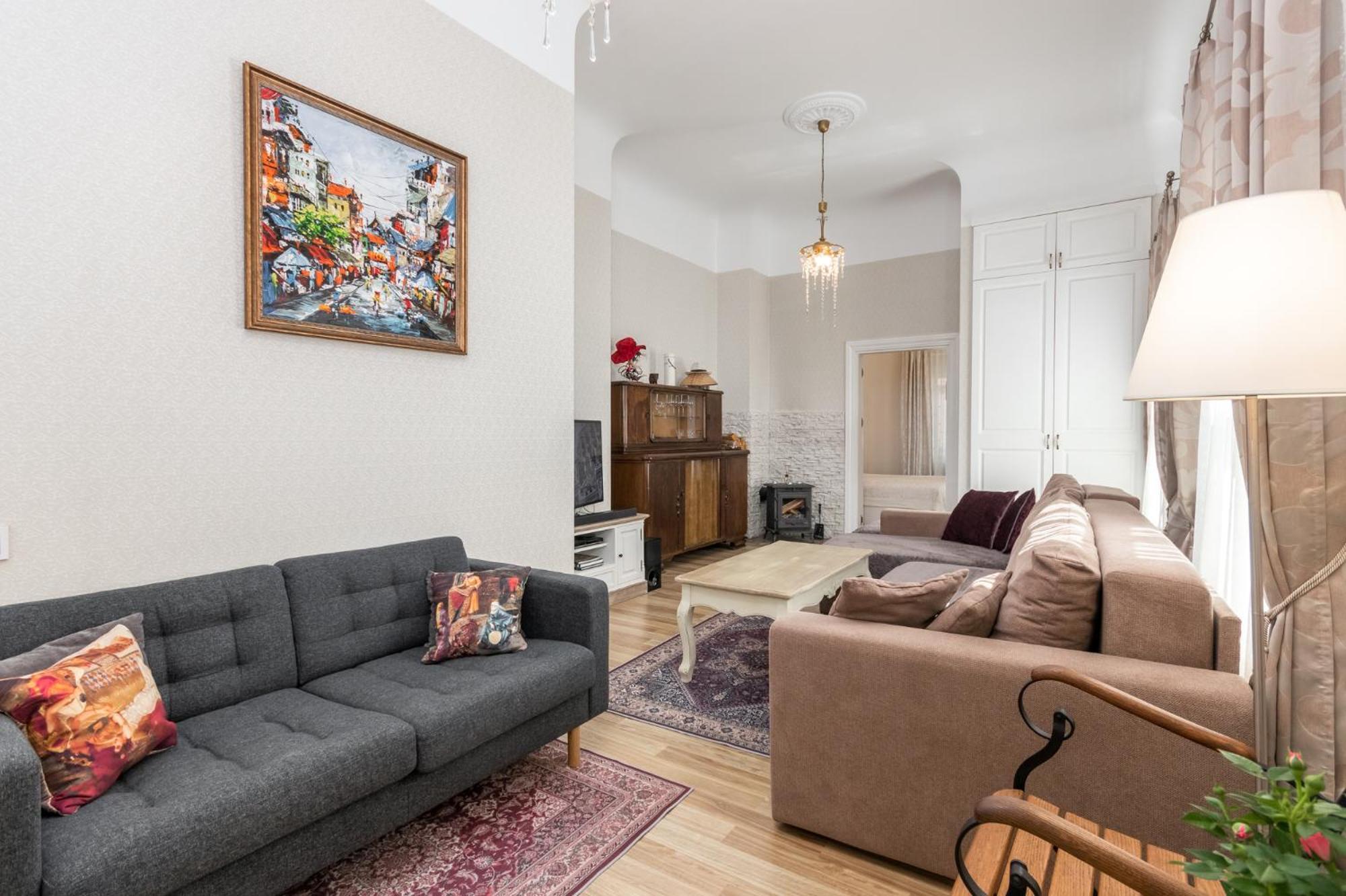 Elegant Apartment In Historical Centre & Free Locked Parking Riga Exterior photo