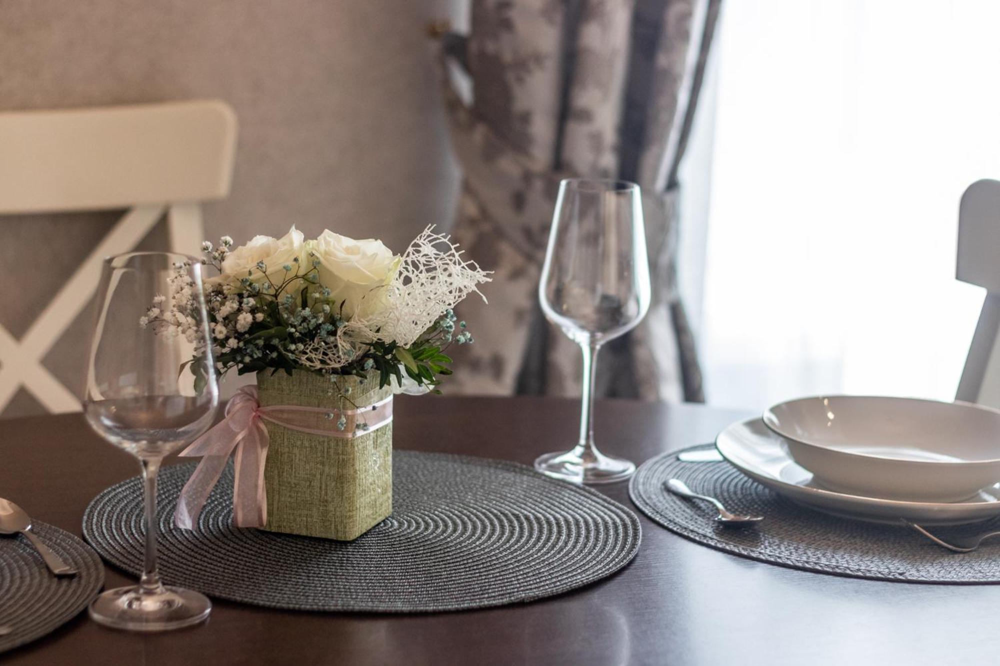 Elegant Apartment In Historical Centre & Free Locked Parking Riga Exterior photo