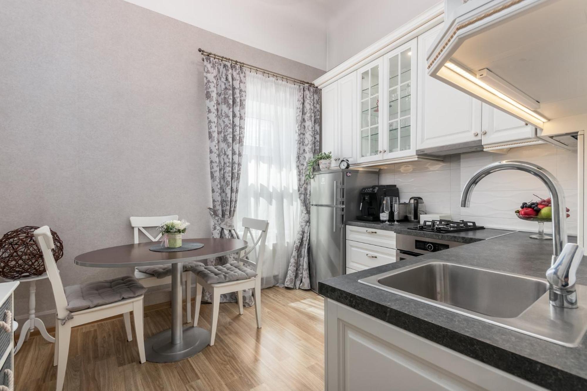 Elegant Apartment In Historical Centre & Free Locked Parking Riga Exterior photo