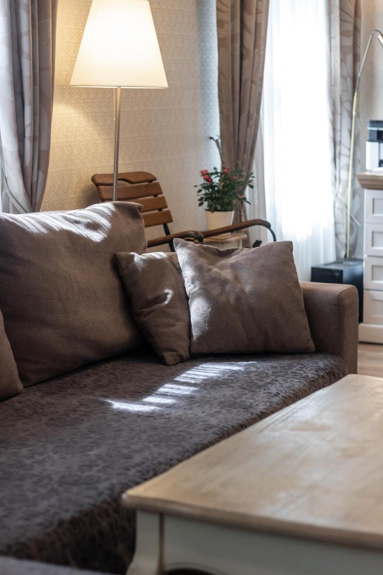 Elegant Apartment In Historical Centre & Free Locked Parking Riga Exterior photo