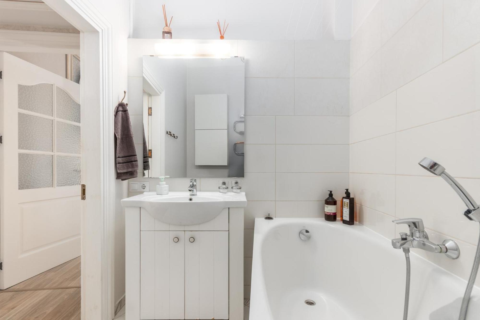 Elegant Apartment In Historical Centre & Free Locked Parking Riga Exterior photo