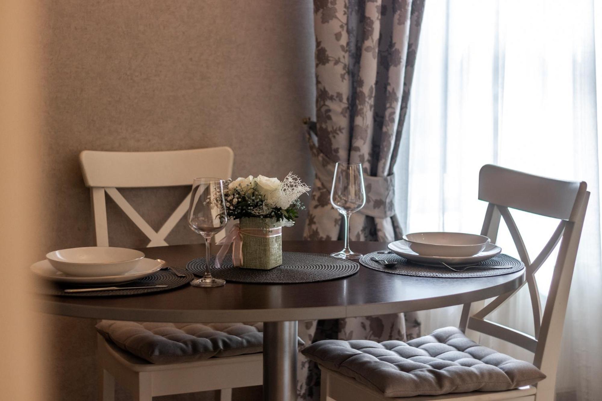 Elegant Apartment In Historical Centre & Free Locked Parking Riga Exterior photo